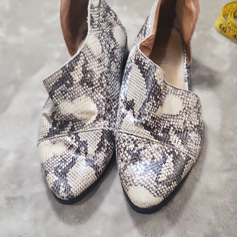Pointed Toe Snakeskin Slip-On Flats - Beige/Black